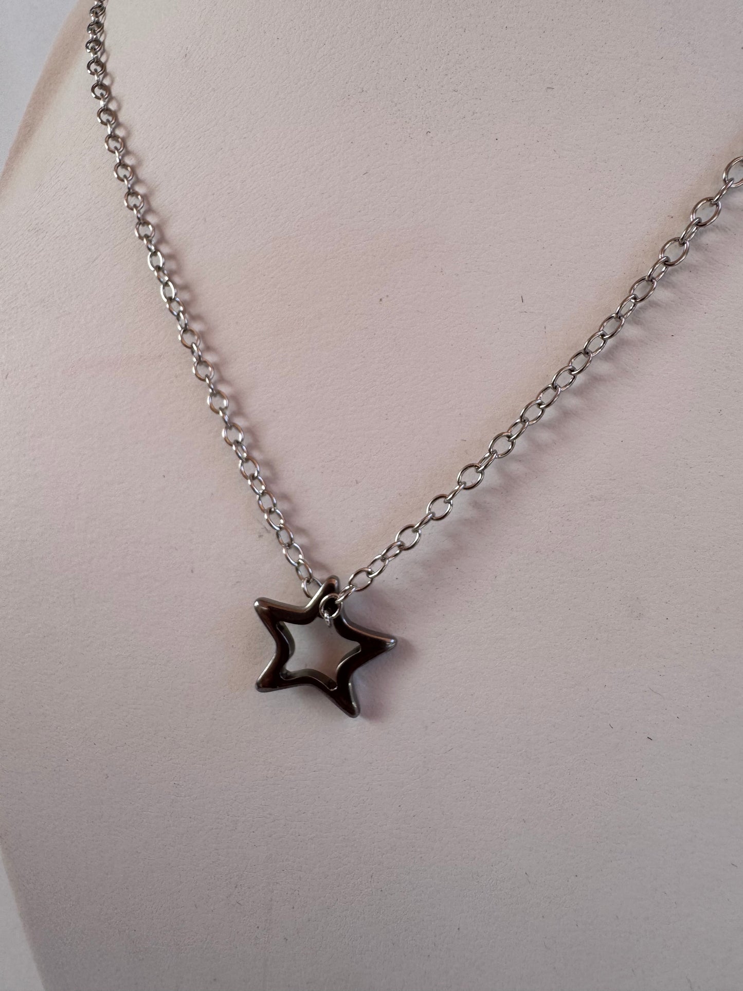 COLLAR ESTRELLA GRIS