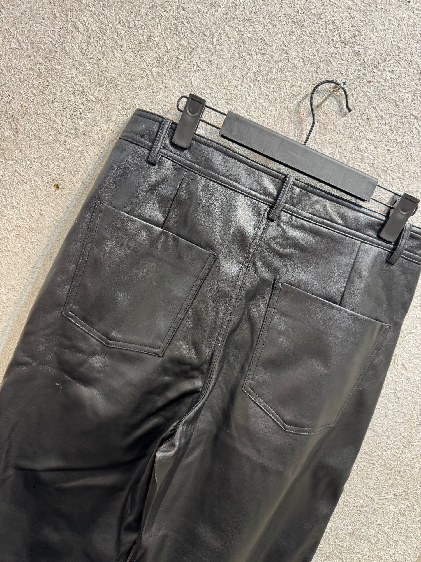 Pantalón cuerina