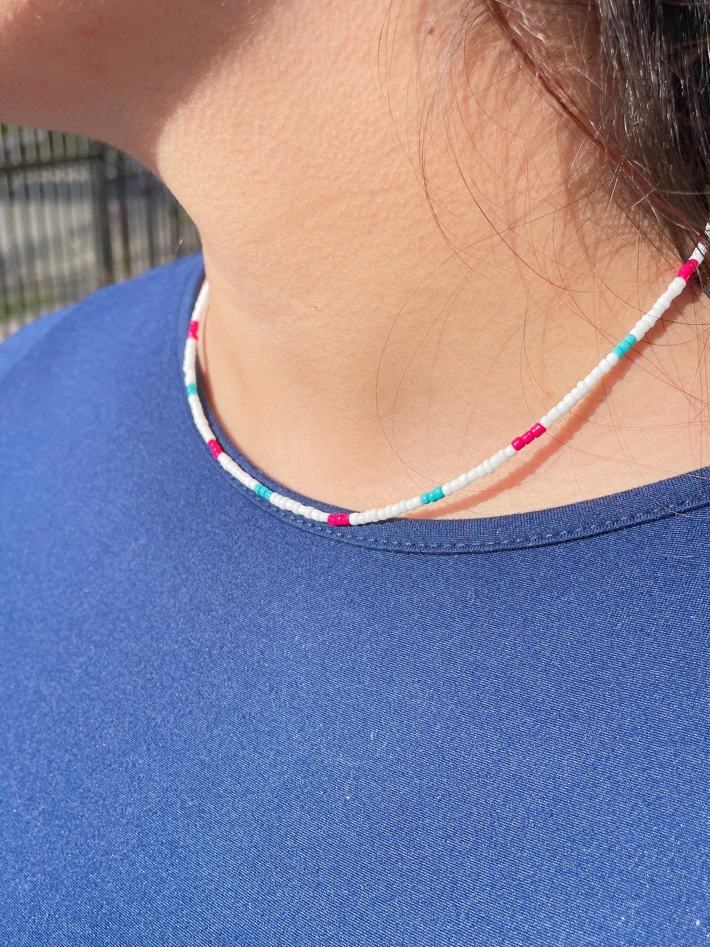 Collar de mostacillas multicolores