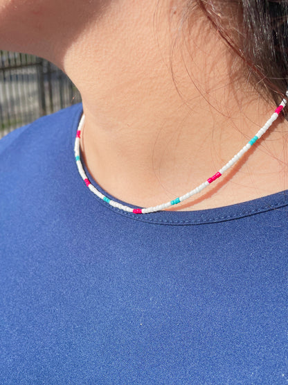 Collar de mostacillas multicolores