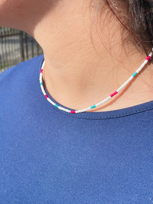 Collar de mostacillas multicolores