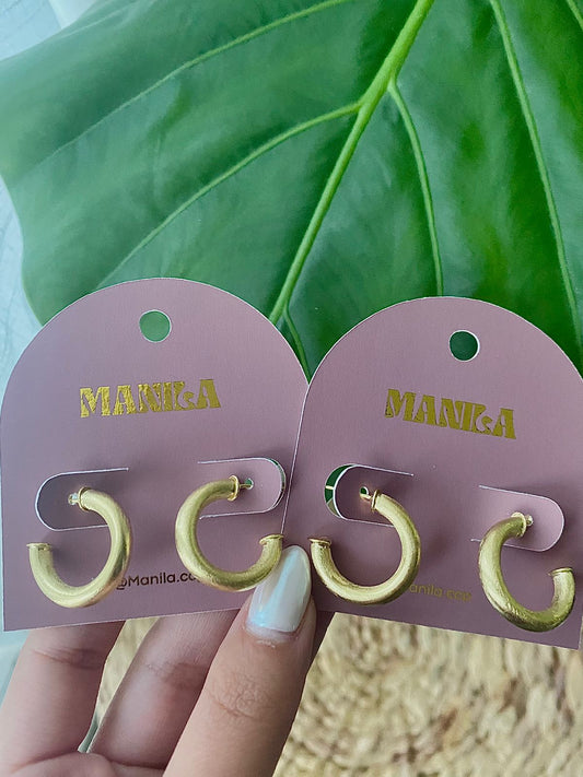 Semi Argollas Lijadas – Enchape en Oro (20 mm)